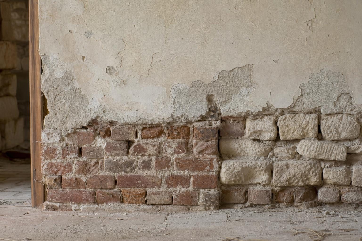 Bas de mur ancien dégradé par l’humidité