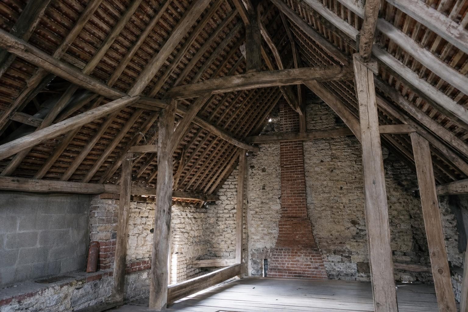 Charpente ancienne en chêne dans des combles